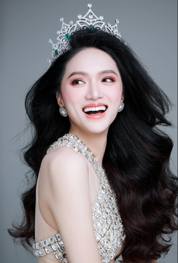 Hoa hậu Hương Giang khoe thần thái rạng rỡ khi đội lại vương miện trong bộ ảnh mới.