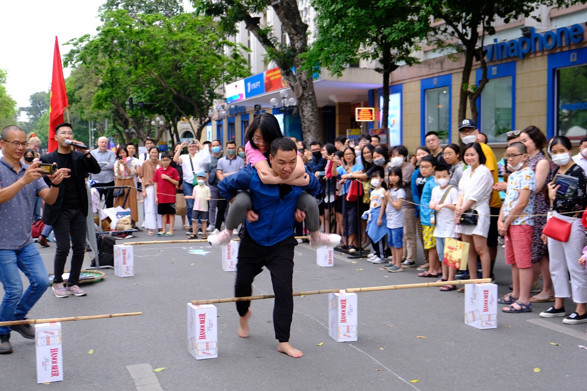 Cuộc thi cõng vợ lần đầu diễn ra tại Việt Nam.