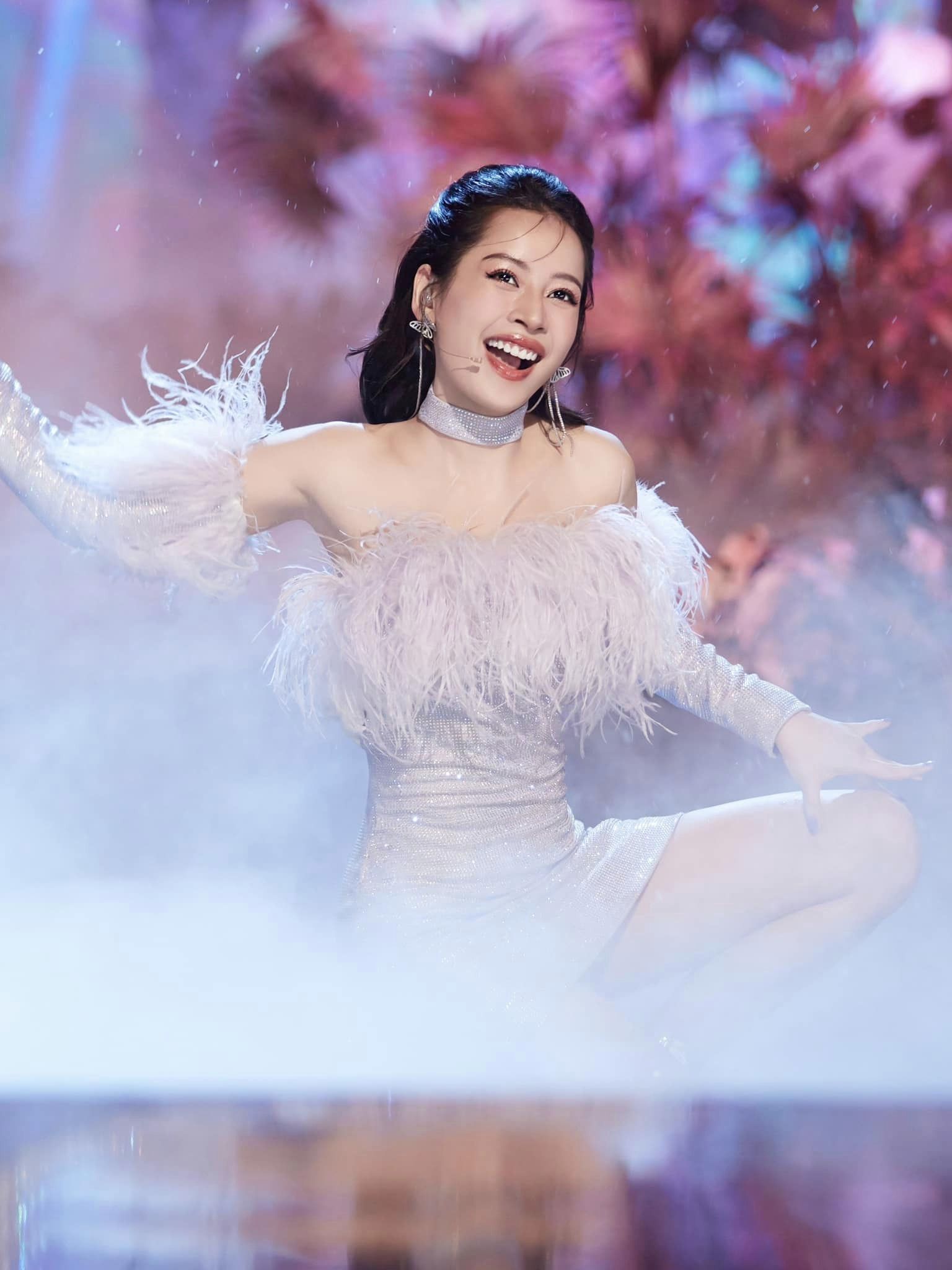 Chi Pu chia sẻ hình ảnh 'full HD' xinh đẹp tại sân khấu 'See tình' trong show Tỷ tỷ đạp gió rẽ sóng.