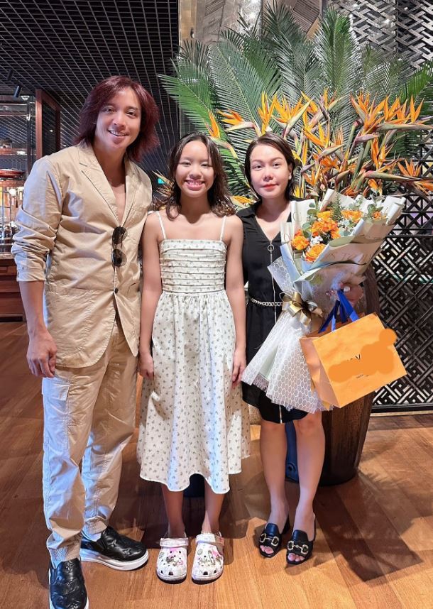 Việt Hương chia sẻ loạt ảnh hạnh phúc bên chồng con. Bé Elyza - con gái nữ nghệ sĩ ngày càng ra dáng thiếu nữ và đã cao vượt mẹ dù mới bước vào tuổi 14.