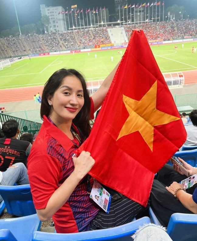 Khánh Thi có mặt tại Campuchia để cổ vũ cho đội tuyển Việt Nam tại SEA Games 32. Dù đang mang bầu lần 3 nhưng nữ kiện tướng vẫn rất rạng rỡ và giữ tinh thần máu lửa. Được biết Khánh Thi giữ vai trò HLV khi đưa các học trò đi thi đấu ở bộ môn dancesport.