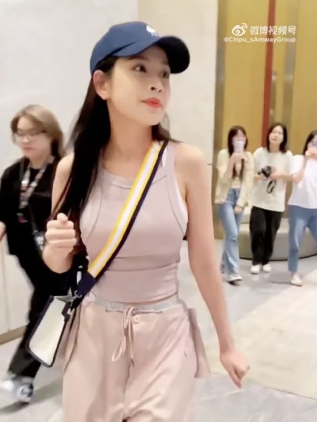 Chi Pu được fan Trung vây quanh chụp ảnh ở khách sạn khi quay lại Trung Quốc ghi hình 'Tỷ tỷ 4' - ảnh 2