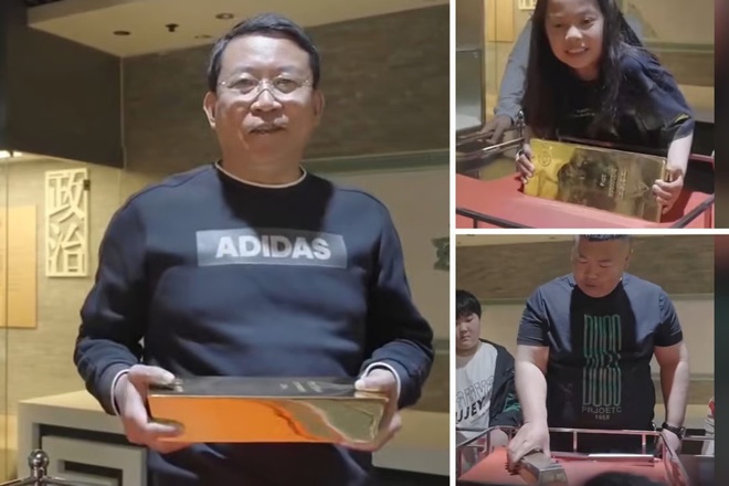 Ông Chi Yixian thử nhấc khối vàng nặng 25 kg. Ảnh: Baidu.