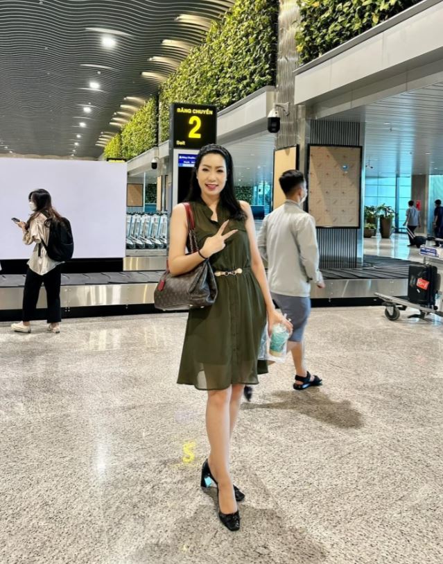 Trịnh Kim Chi khoe vẻ đẹp trẻ trung ra sân bay đi Huế công tác.