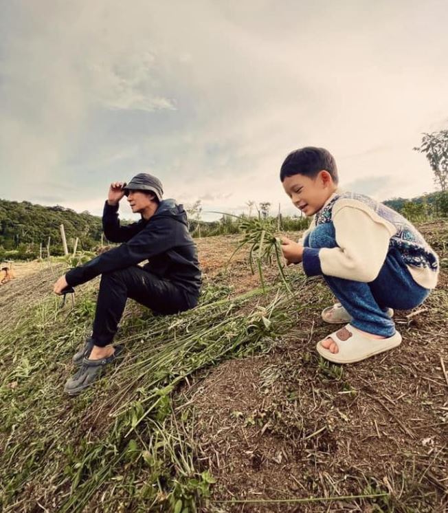 Lý Hải - Minh Hà đăng tải loạt khoảnh khắc cùng nhóc tỳ trải nghiệm cuộc sống nơi đồng ruộng nhân dịp các con nghỉ hè
