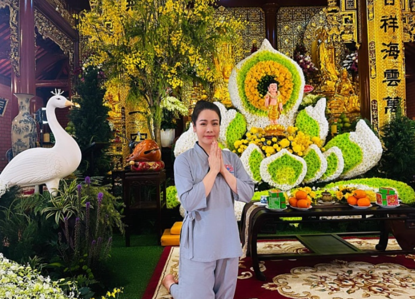 Nhật Kim Anh dành thời gian cuối tuần đi lễ chùa mừng đại lễ Phật đản.