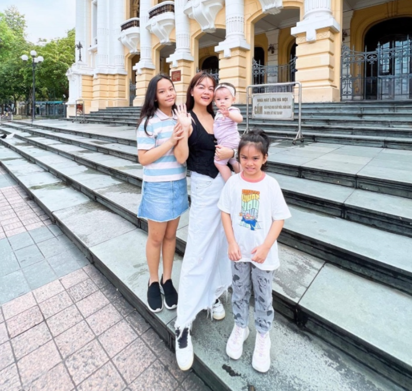 Phạm Quỳnh Anh đưa 3 con gái ra thăm Hà Nội.