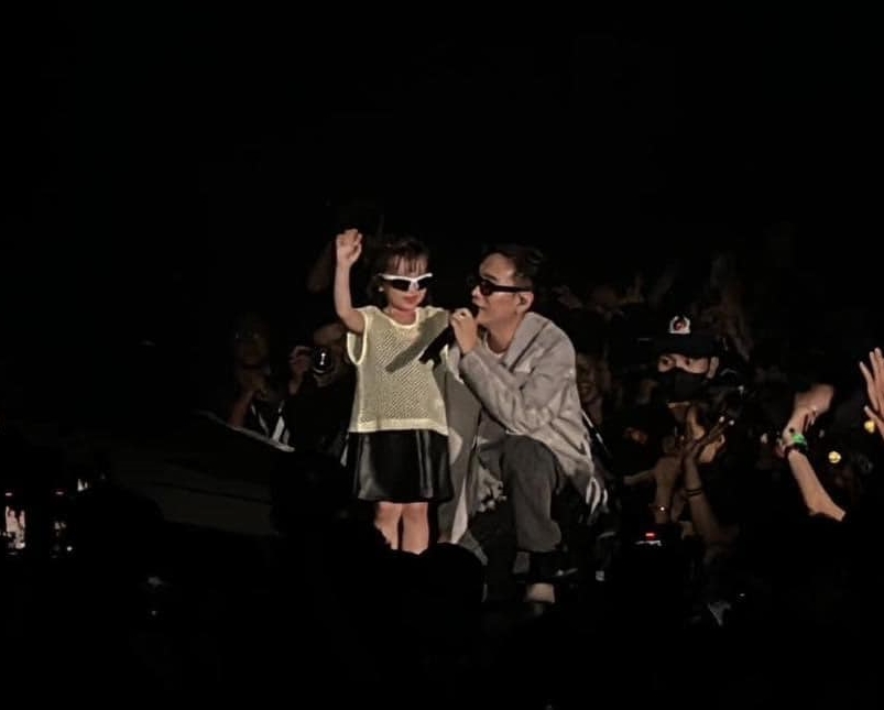 JustaTee cùng con gái CiCi trên sân khấu trong show của Đen Vâu.
