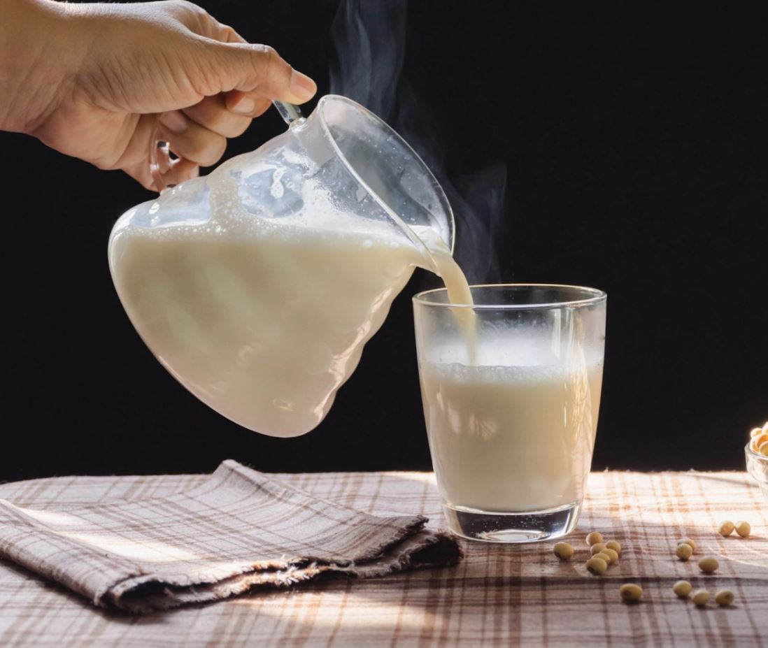 Tuyệt đối không nên uống sữa đậu nành quá nóng (ảnh minh họa)