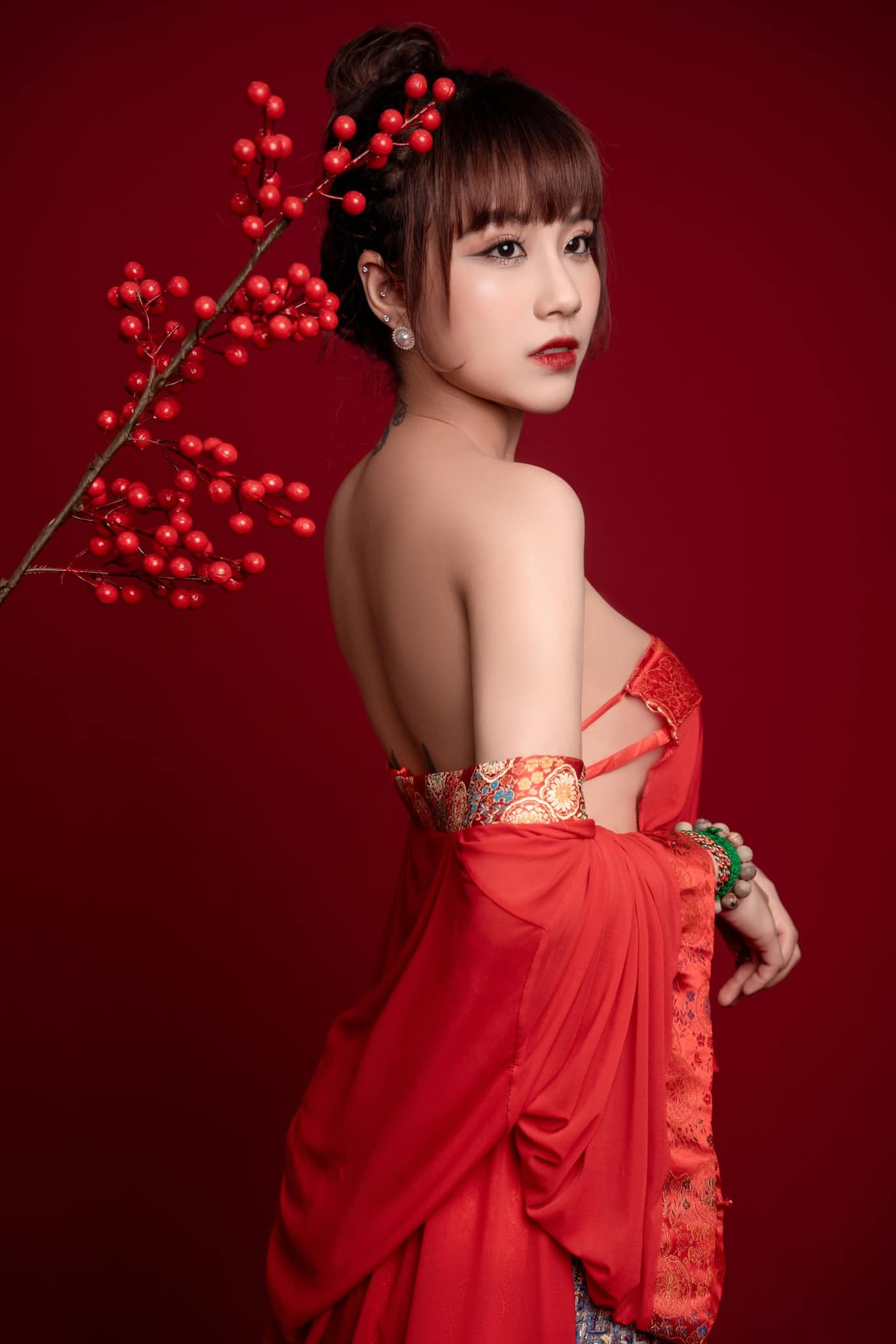 Linh Miu phủ nhận nghi vấn là nhân vật chính trong clip nhạy cảm.