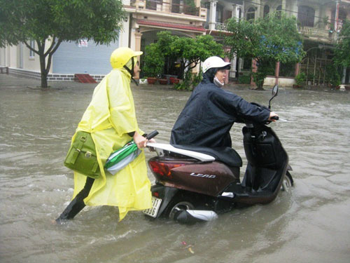 Kiểm tra bugi, xả hết nước trong ống pô… là những thao tác cần thiết để khắc phục khi xe máy ngập nước vào trời mưa.