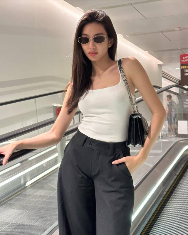 Hoa hậu Thuỳ Tiên diện đồ đơn giản nhưng vẫn cuốn hút tại sân bay.