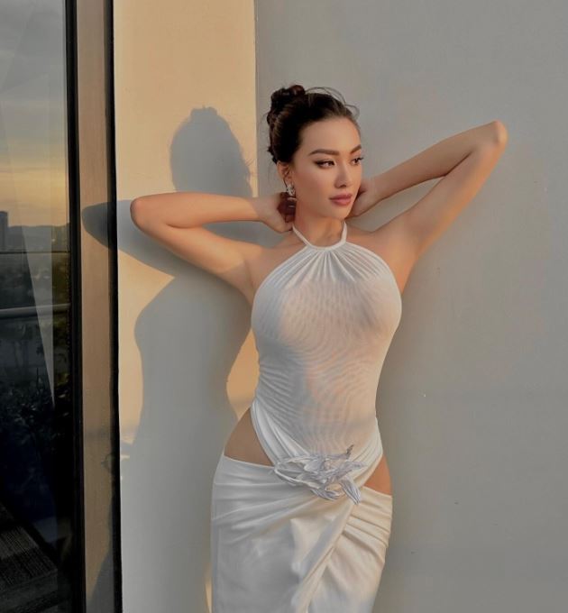 'Một chiếc váy trắng có thể khiến ngày của bạn trở nên thật đặc biệt', Á hậu Kim Duyên chia sẻ.