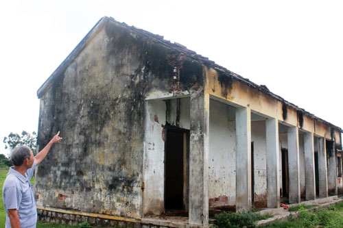 Một ngôi nhà trong làng bị sét đánh cháy đen.