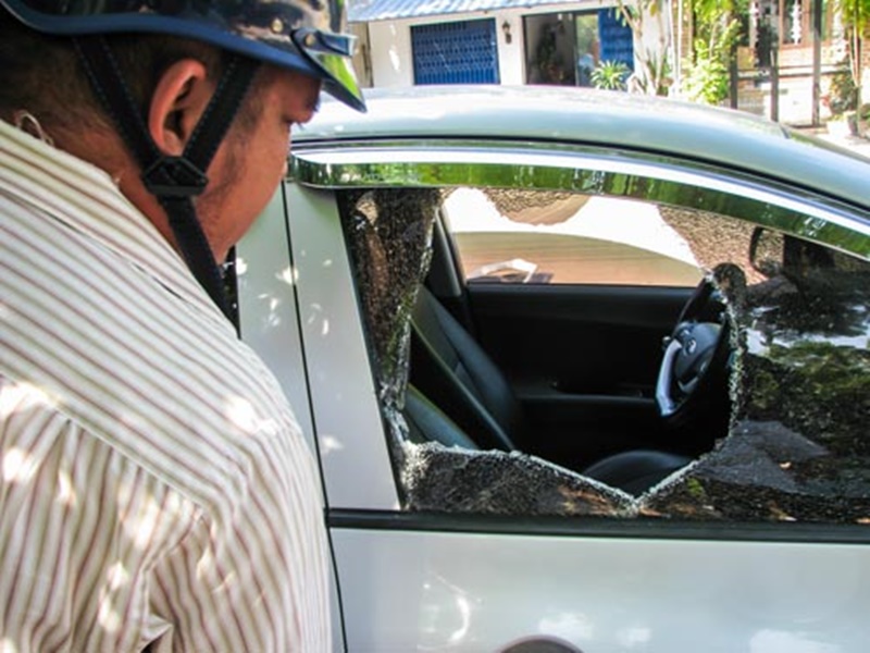 Cửa kính ô tô bị kẻ gian đập vỡ nhằm lấy tài sản trong xe (ảnh minh họa)