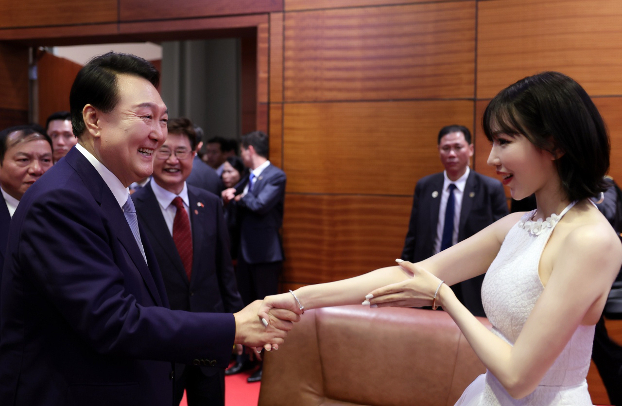 MIN gặp gỡ tổng thống Hàn Quốc trong sự kiện.