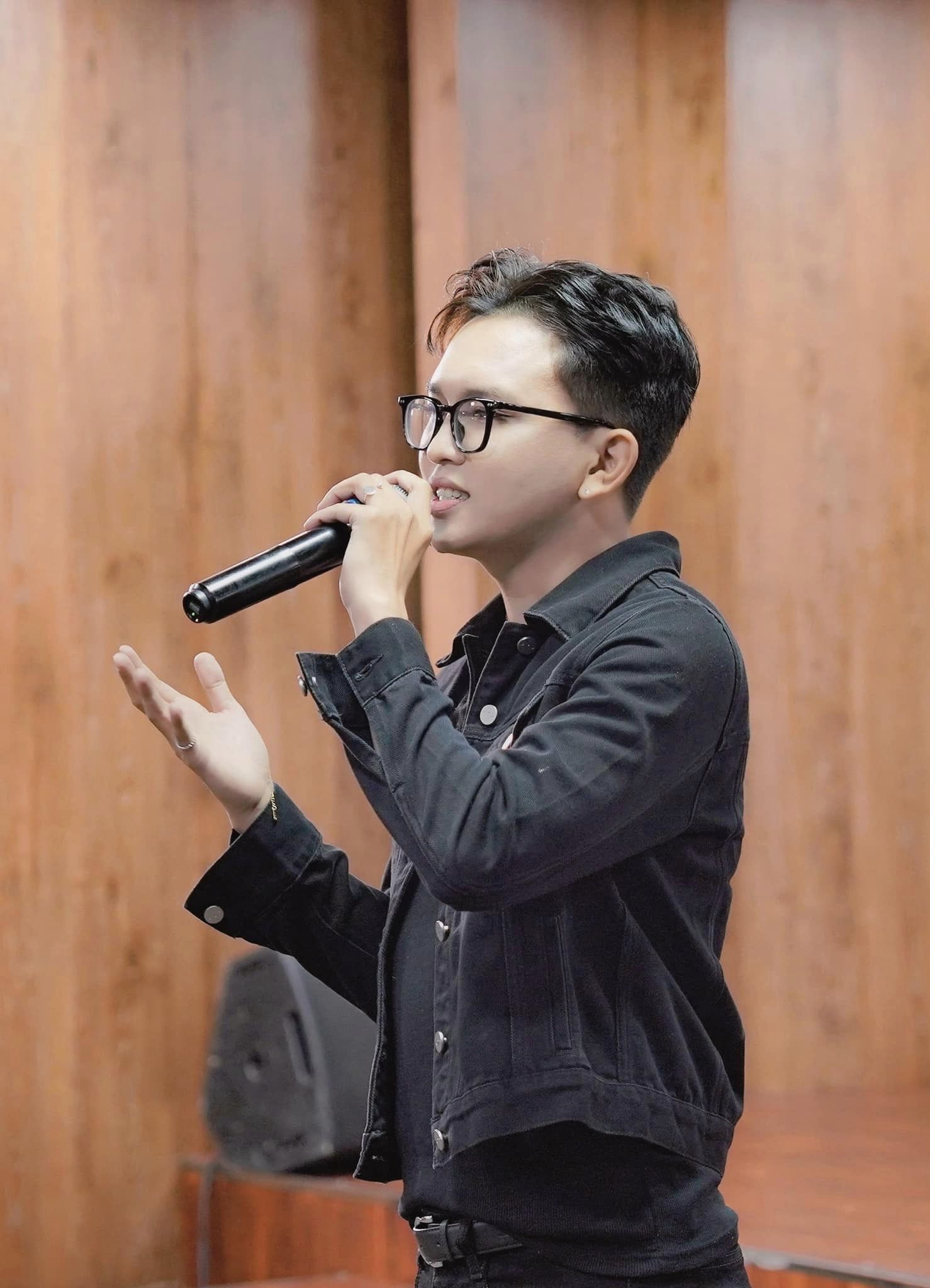 Vinh Trần đã từng thử sức ca hát và cho ra mắt MV đầu tay.