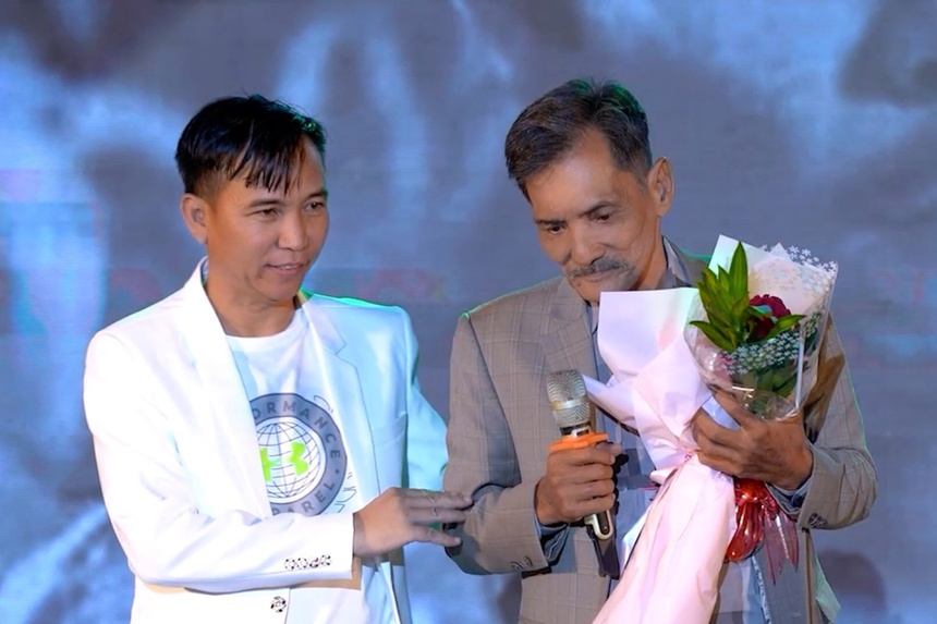 NS Thương Tín và nhạc sĩ Tô Hiếu gây xôn xao vì tố bị một MC giật lại hoa gắn tiền mà khán giả đã tặng Thương Tín.