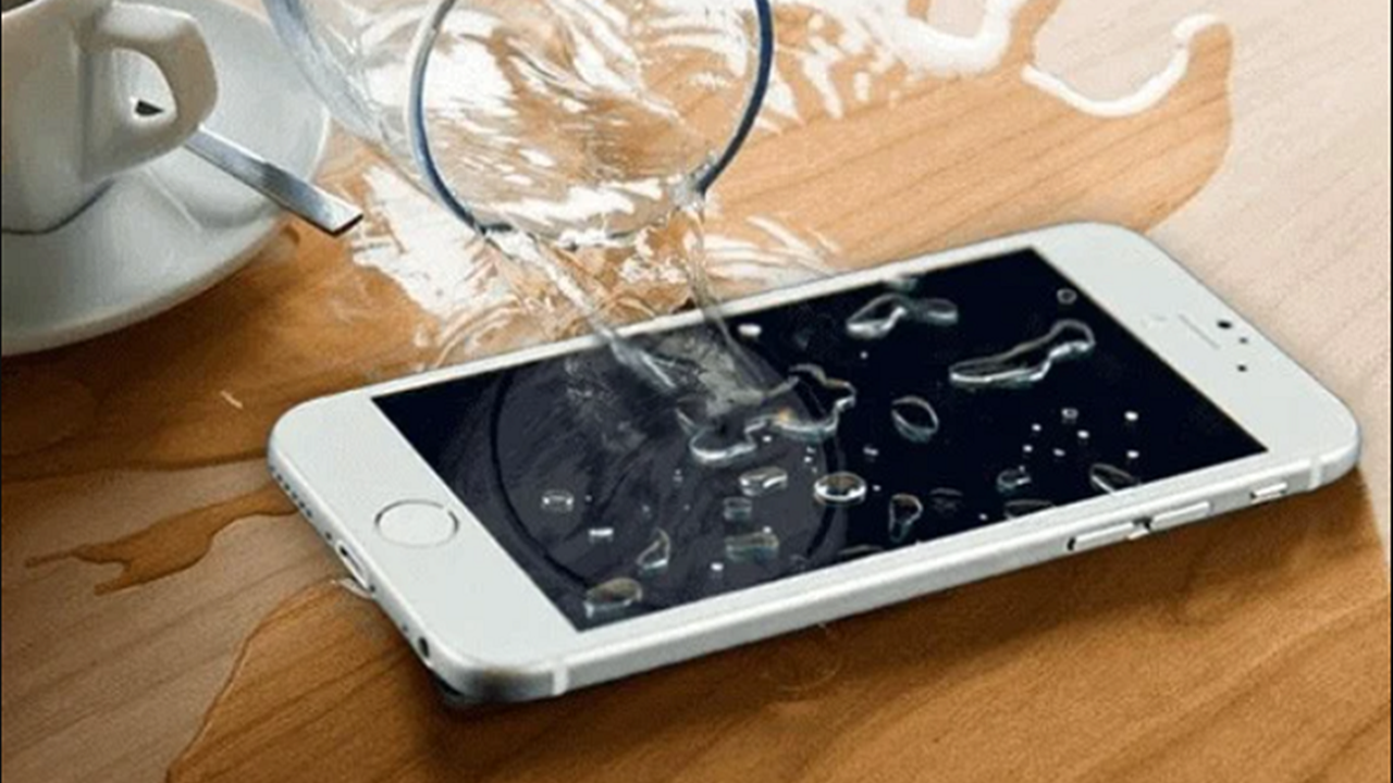 Để úp điện thoại có thể tránh hư hỏng khi bị đổ nước.