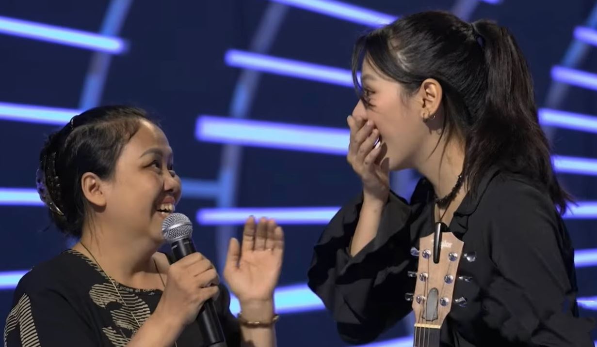 Mẹ của Thanh Thảo có mặt tại sân khấu tạo bất ngờ cho cô bé.