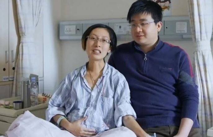 Người vợ mắc ung thư đã hy sinh để sinh con cho chồng.