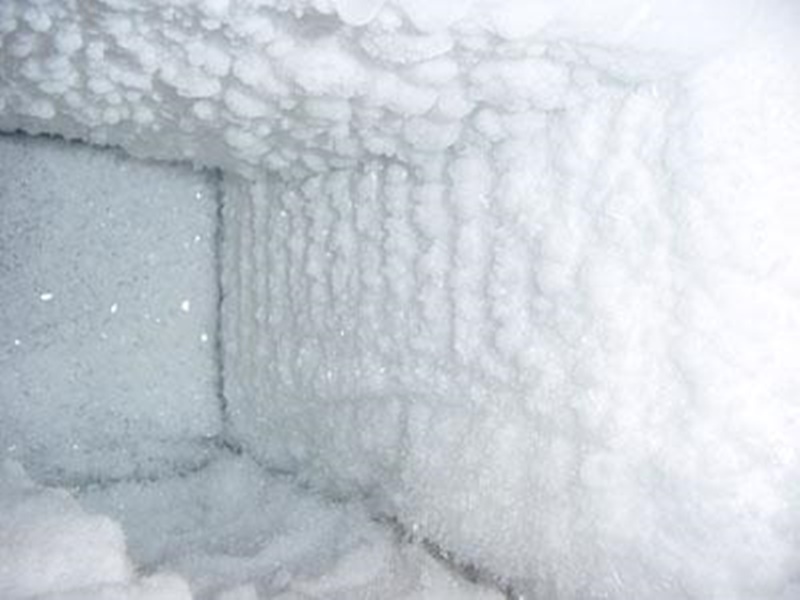 Phần đá bám trong tủ lạnh nên để tan chảy tự nhiên và lau chùi bình thường (ảnh minh họa)