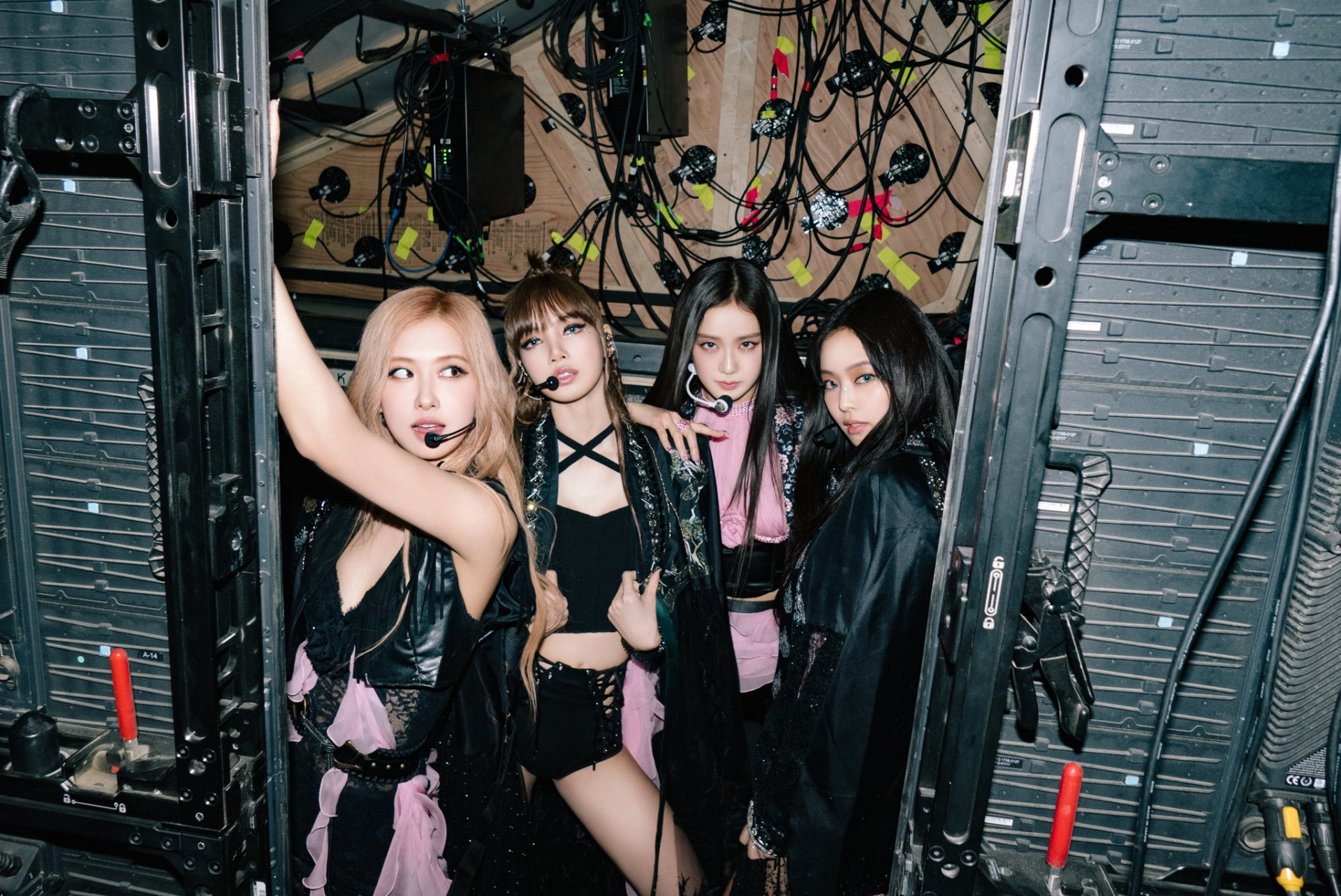 Rất nhiều người đang rao bán vé BLACKPINK với giá rẻ hơn cả giá gốc.