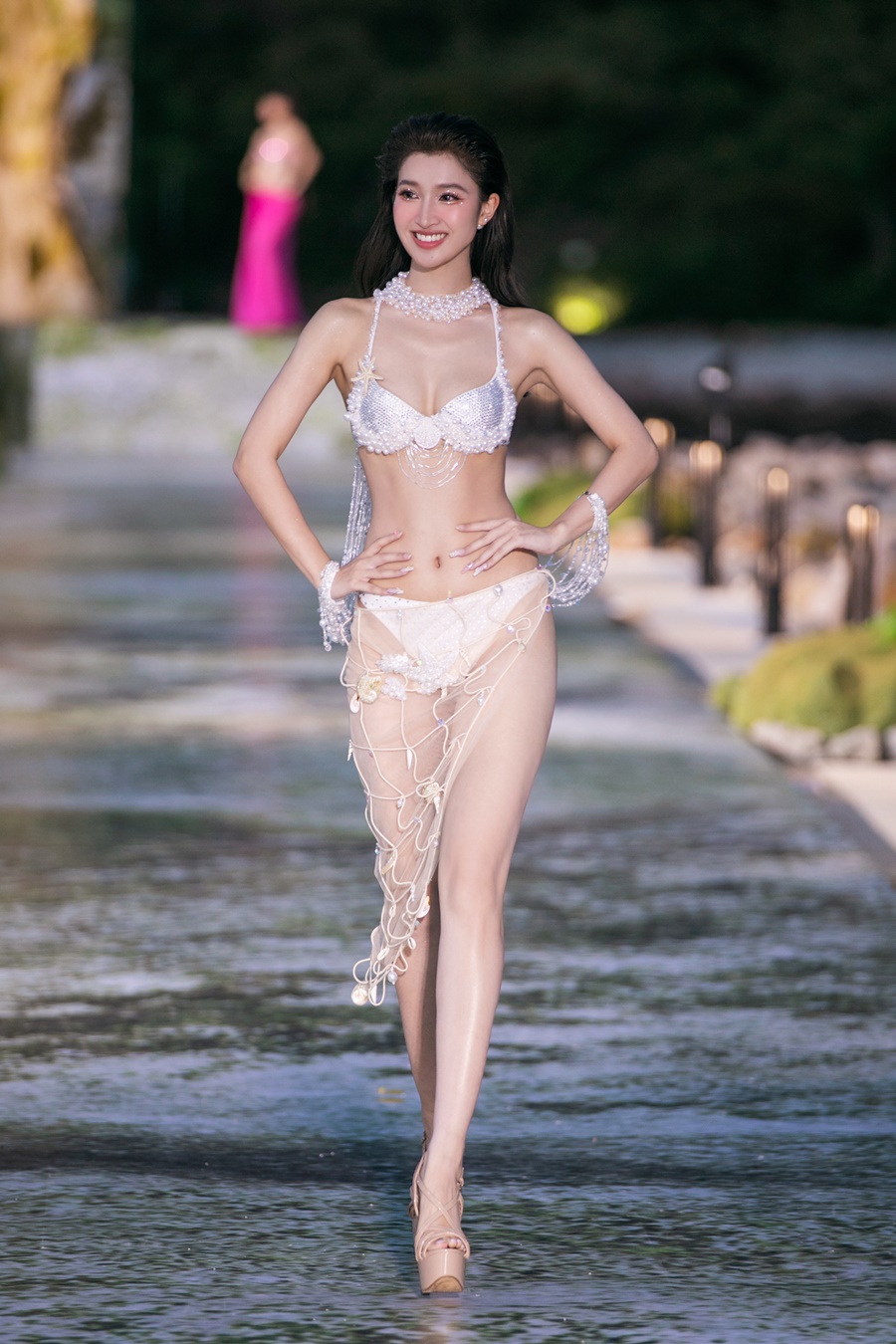 Phương Nhi xứng danh 'thần tiên tỷ tỷ' khi khoe dáng trong trang phục bikini.