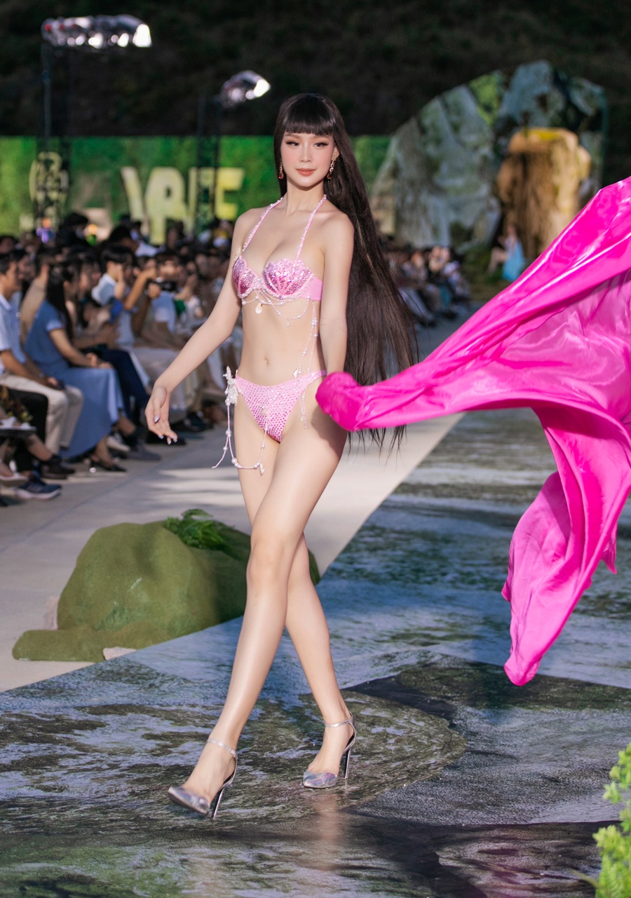 Á hậu Bảo Ngọc trong thiết kế bikini vỏ sò độc đáo.