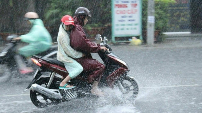 Người dân cần cẩn thận khi di chuyển dưới mưa lớn.