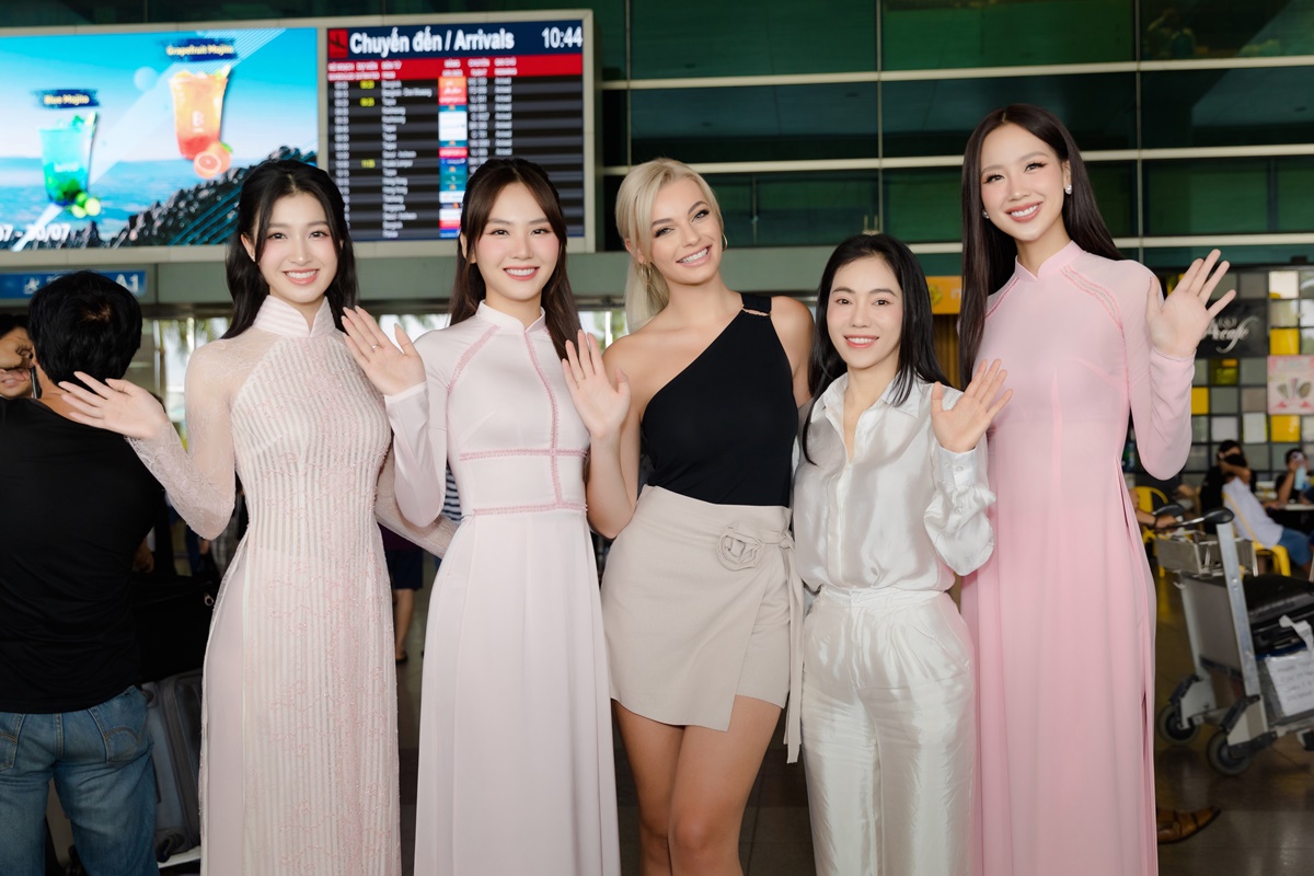 Top 3 Miss World Vietnam 2022 cùng bà Phạm Kim Dung đón Hoa hậu Karolina đến Việt Nam.