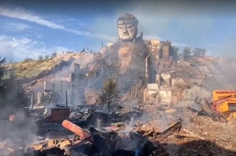 Hình ảnh tượng Phật cao 35m gần như không bị ngọn lửa hủy hoại.