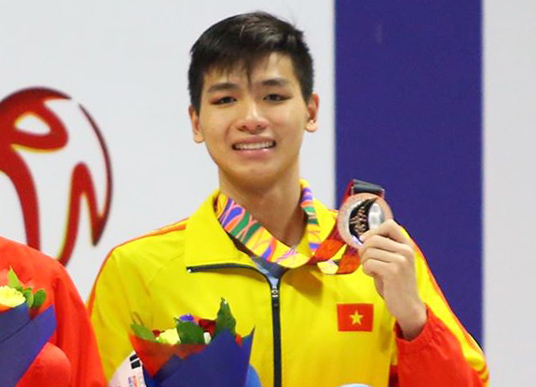 Kim Sơn là VĐV bơi lội nổi tiếng.