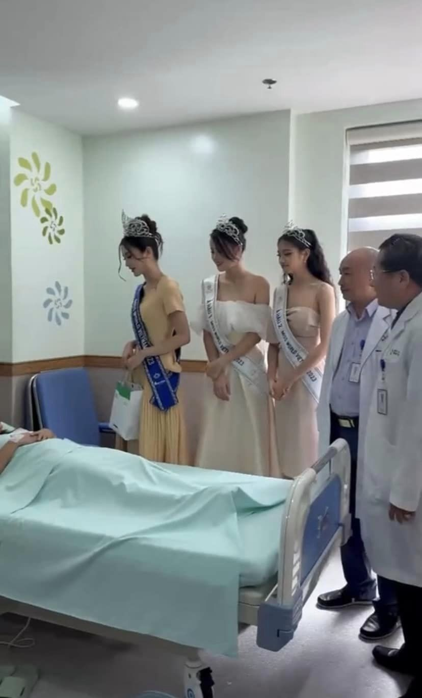 Hình ảnh Top 3 Miss World Vietnam trong bệnh viện.