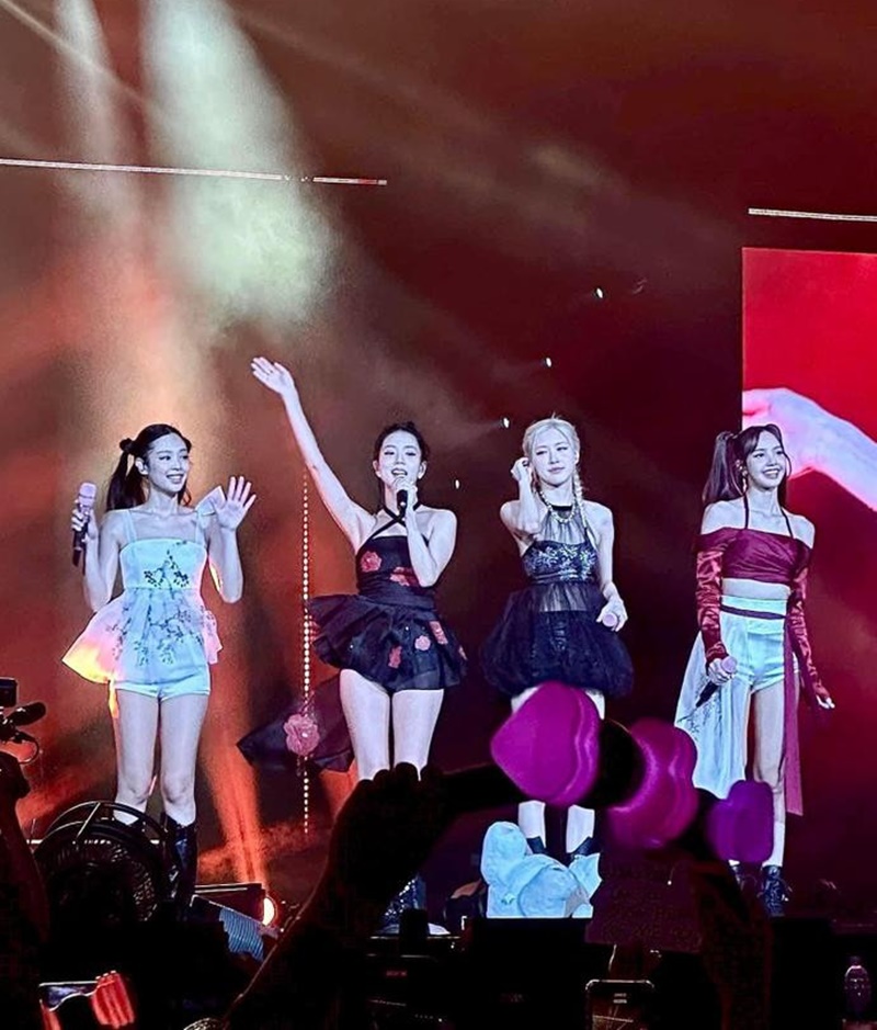 Lùm xùm liên quan đến việc nhiều người không mua được vé concert BLACKPINK khiến mạng xã hội xôn xao.