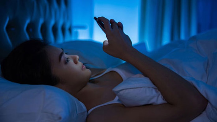 Dùng điện thoại sao cho hợp lý thời điểm trước khi ngủ cũng là vấn đề (ảnh minh họa)