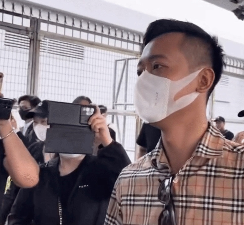 Quang Linh Vlog vừa về Việt Nam đã được săn đón ở sân bay, fan vây kín chụp ảnh như sao hạng A? - ảnh 2