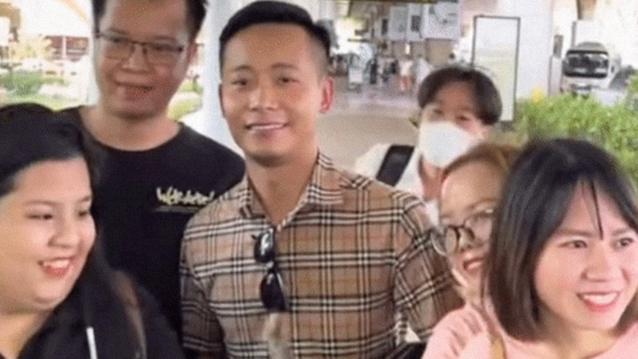 Quang Linh được fan vây kín ở sân bay.