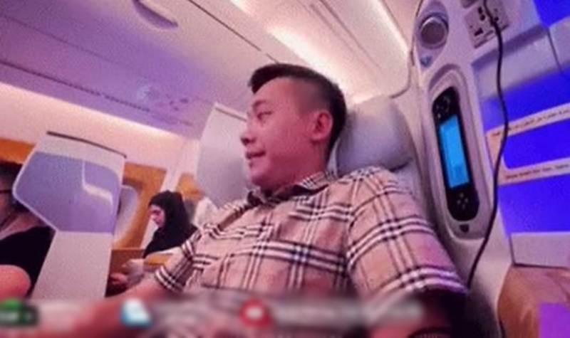 Quang Linh đã có trải nghiệm khó quên ở ghế máy bay hạng thương gia.