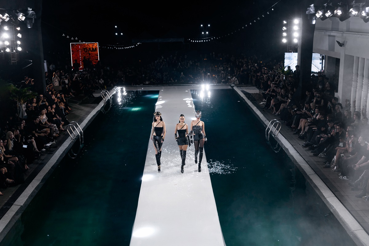 Show thời trang riêng của Võ Hoàng Yến: Tự làm DJ, 52 chân dài catwalk giữa bể bơi dài 30 mét - ảnh 3