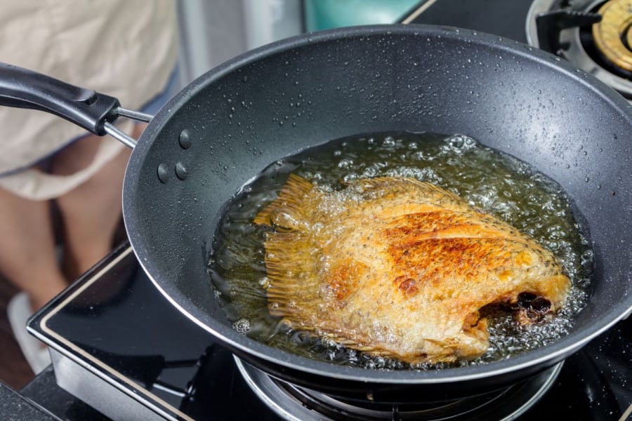 Món cá chiên có thể ngon và ít bắn dầu hơn nếu thêm ít nước chanh vào dầu.