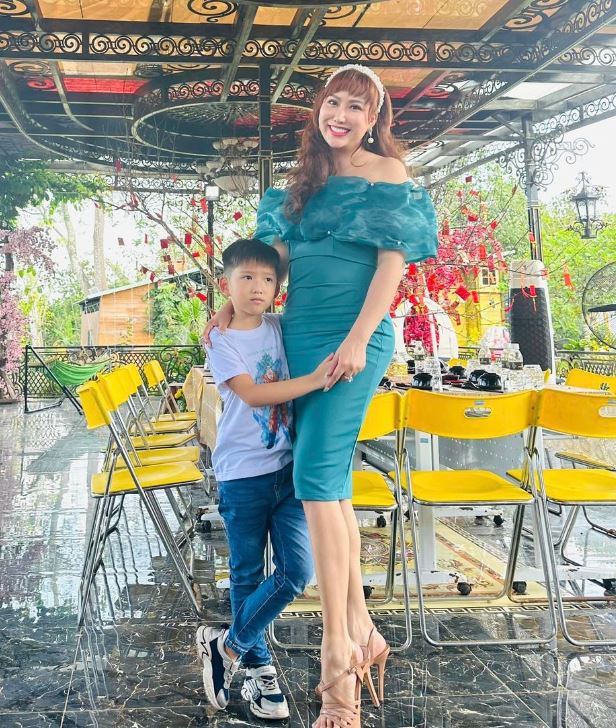 Cậu bé thường xuyên đồng hành cùng mẹ.