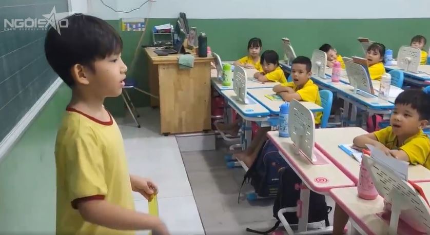 Bé Tấn Đức tự tin làm 'trợ giảng' trong lớp.
