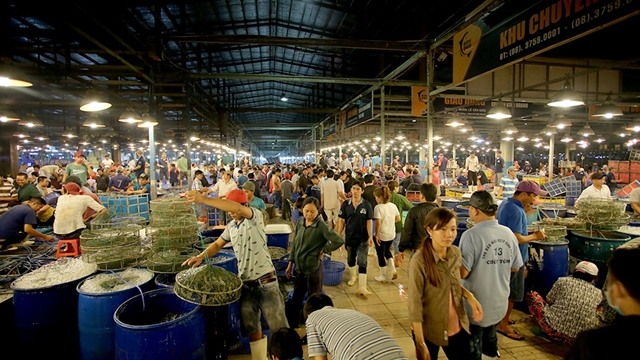 Ngôi chợ này luôn tấp nập dù là ngày hay đêm.