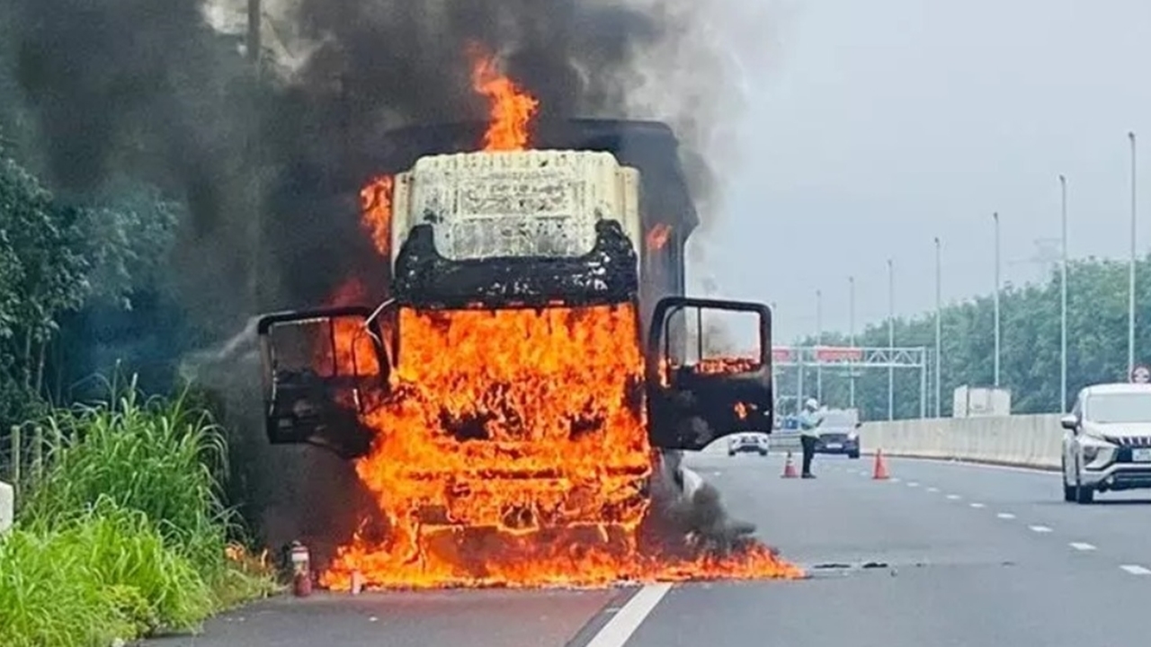 Hình ảnh xe tải bốc cháy dữ dội trên đường cao tốc khiến nhiều người đi đường hoảng hốt.