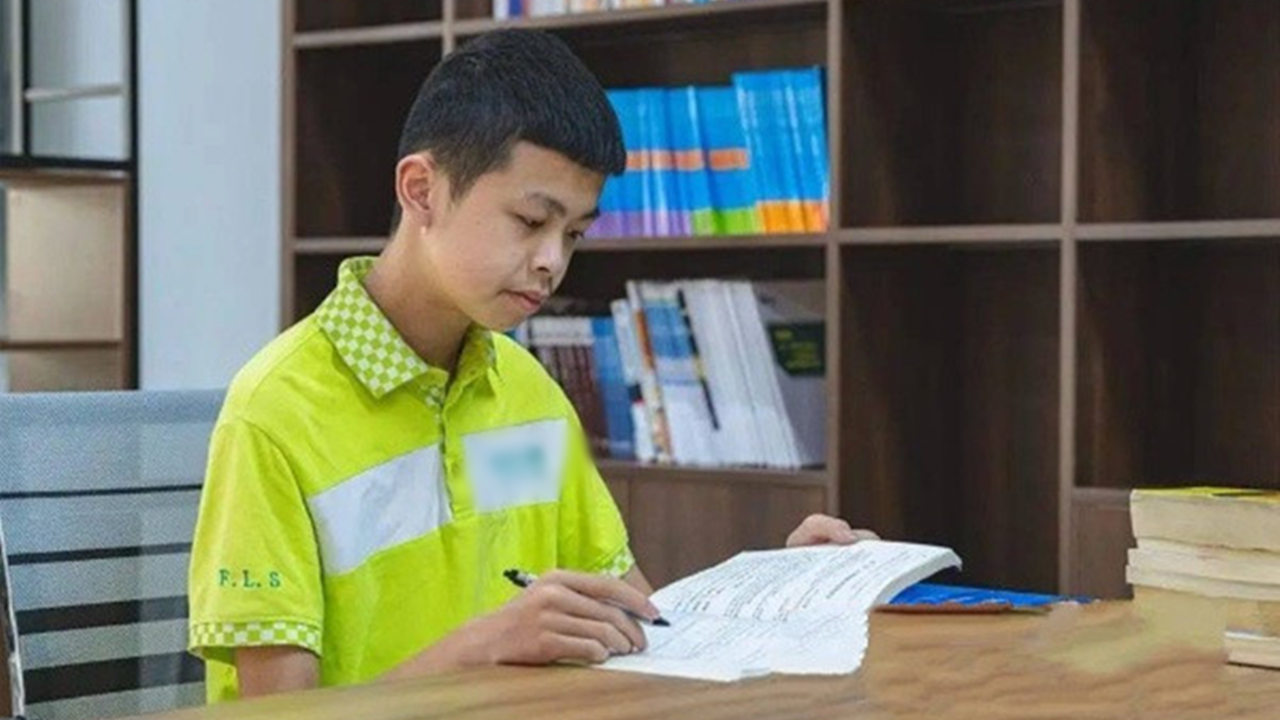 Tử Khâm vừa học lớp 9 nhưng đã được tuyển thẳng vào hệ thạc sĩ.