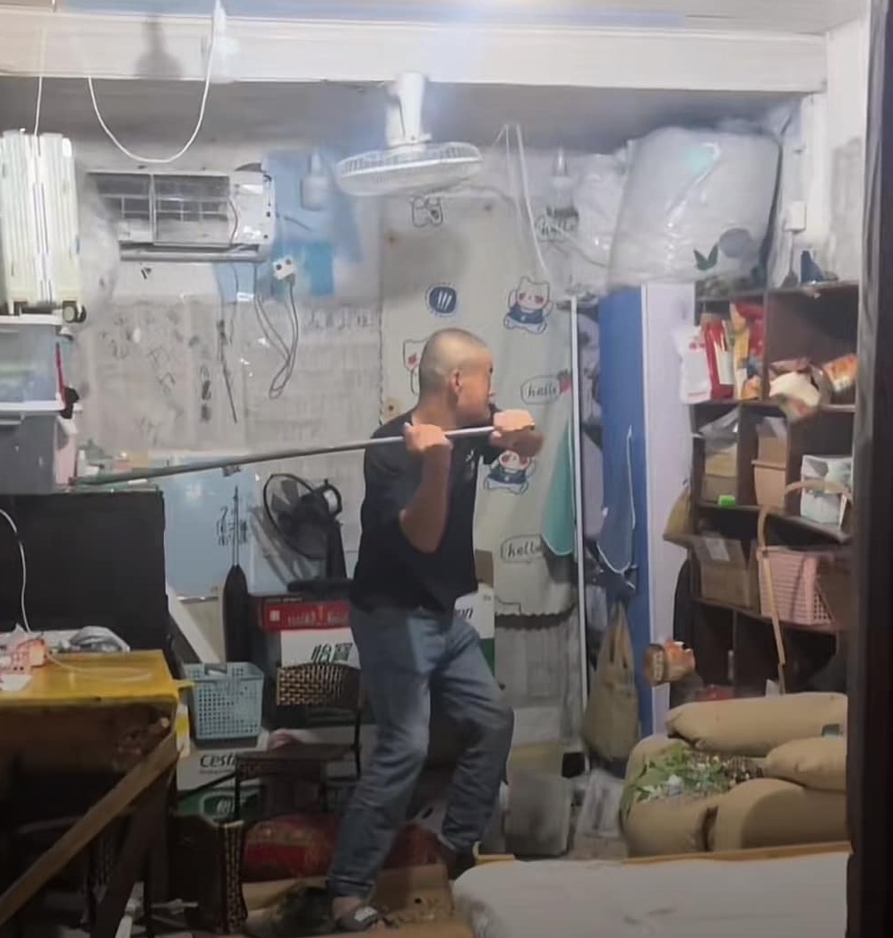 Đoạn video người chồng đập phá trong phòng khiến netizen bức xúc.
