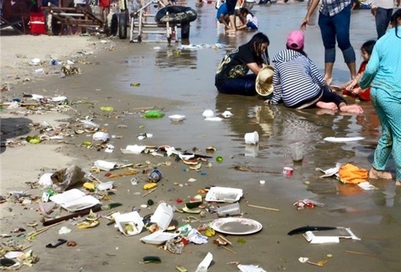 Nhiều người Việt có thói quen bỏ rác bừa bãi (ảnh minh họa)