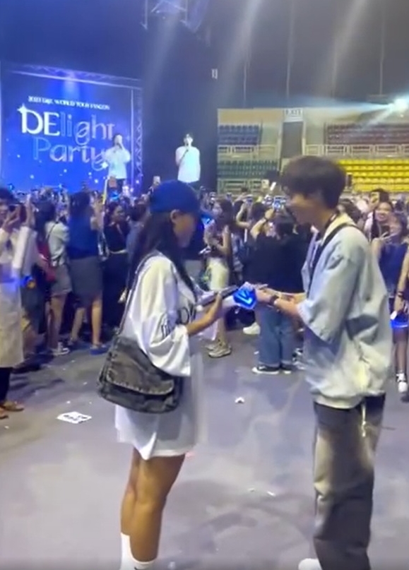 Cặp đôi Việt gây sốt với màn cầu hôn trước sự chứng kiến của Super Junior - ảnh 2