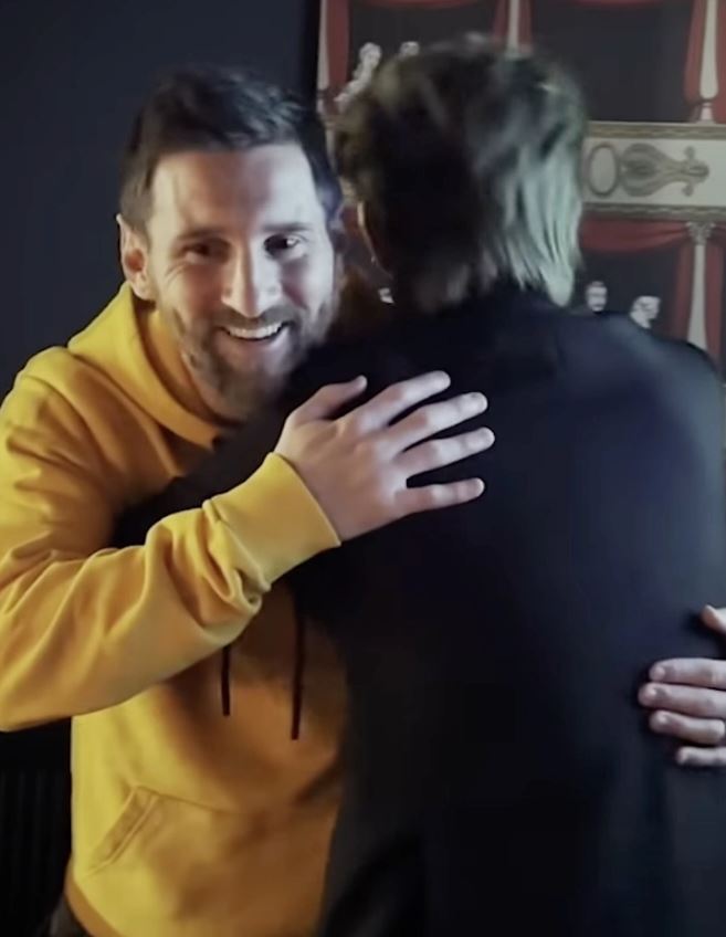 Nam ca sĩ mang hình ảnh Messi vào MV.